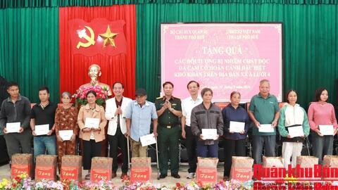 Bộ CHQS thành phố Huế phối hợp tặng quà nạn nhân chất độc da cam tại xã A Lưới 4