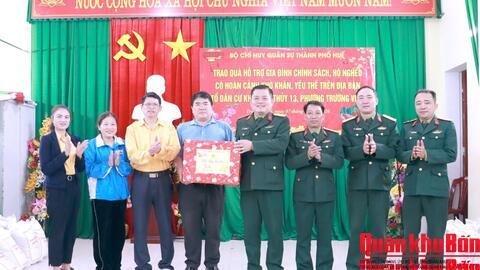 Bộ CHQS thành phố Huế trao quà hỗ trợ người nghèo tại phường Trường Vinh, tỉnh Nghệ An