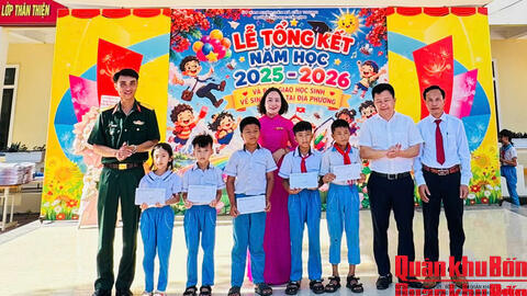 Ban Chỉ huy Quân sự xã Cẩm Trung (Hà Tĩnh) tặng quà học sinh nghèo vượt khó