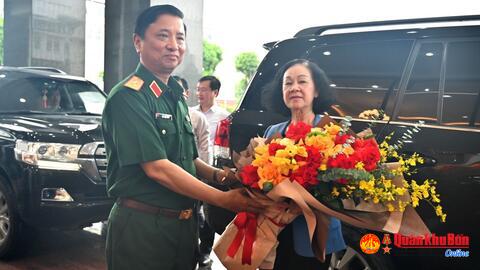 Đồng chí Trương Thị Mai, Ủy viên Bộ Chính trị, Thường trực Ban Bí thư, Trưởng Ban Tổ chức Trung ương thăm, làm việc tại Bộ Tư lệnh Quân khu 4