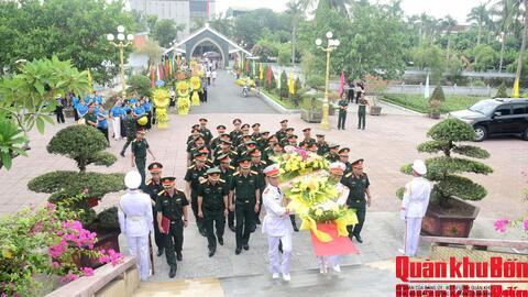 Thường vụ Đảng ủy, Bộ Tư lệnh Quân khu 4 dâng hương tưởng niệm các Anh hùng liệt sĩ tại Nghĩa trang Liệt sĩ thành phố Vinh
