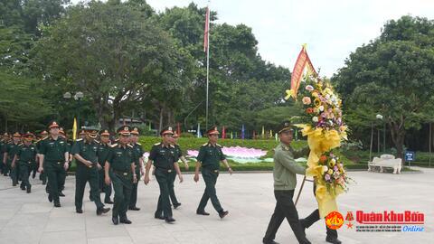 Thường vụ Đảng ủy, Bộ Tư lệnh Quân khu 4: Dâng hương tưởng niệm Chủ tịch Hồ Chí Minh