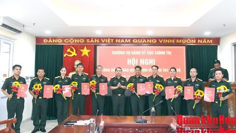 Thường vụ Đảng ủy Cục Chính trị Quân khu 4 công bố, trao quyết định cán bộ