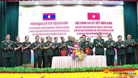 Bộ CHQS hai tỉnh Quảng Bình (Việt Nam) - Khăm Muồn (Lào) ký kết biên bản phối hợp thực hiện công tác quân sự, quốc phòng