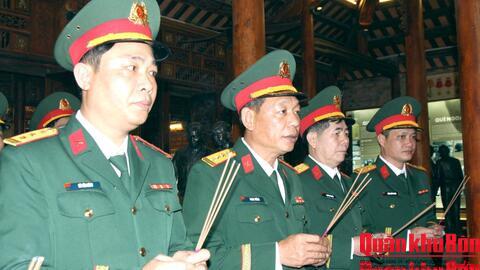 Bộ Chỉ huy Quân sự thành phố Huế dâng hương, dâng hoa tưởng niệm Đại tướng Nguyễn Chí Thanh
