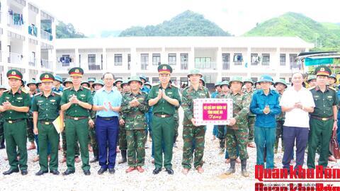 Bộ Chỉ huy Quân sự tỉnh Nghệ An thăm, động viên lực lượng tham gia xây dựng trường Liên cấp xã Na Ngoi
