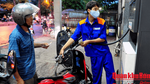 Vì sao giá xăng dầu giảm mạnh, có loại hạ tới gần 8.000 đồng/lít?