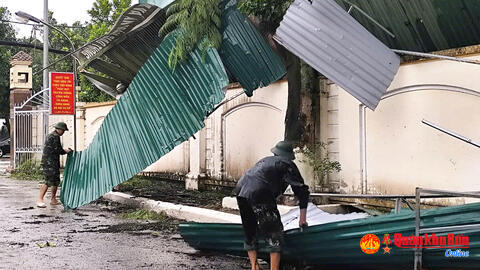 Lực lượng vũ trang Quân khu 4 tập trung khắc phục hậu quả bão số 5