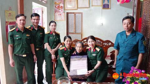 Thăm, tặng quà Bà mẹ Việt Nam anh hùng