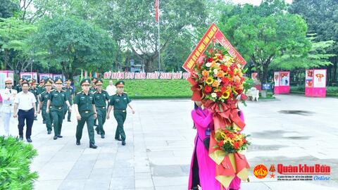 Bộ Chỉ huy Quân sự tỉnh Nghệ An tưởng niệm Chủ tịch Hồ Chí Minh và các Anh hùng liệt sĩ