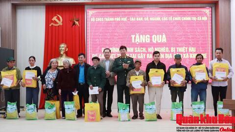 Bộ Chỉ huy Quân sự thành phố Huế phối hợp hỗ trợ người dân vùng lũ