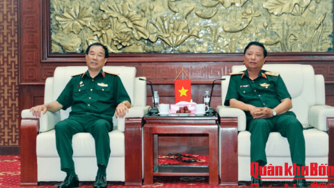 Thượng tướng Mai Quang Phấn thăm Quân khu 4