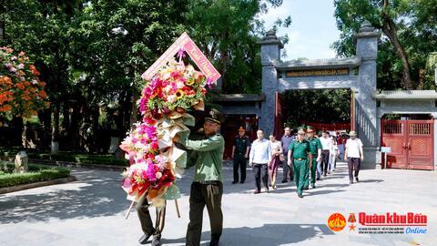 Đoàn công tác Bộ Quốc phòng Lào dâng hoa, dâng hương tại Khu di tích Kim Liên