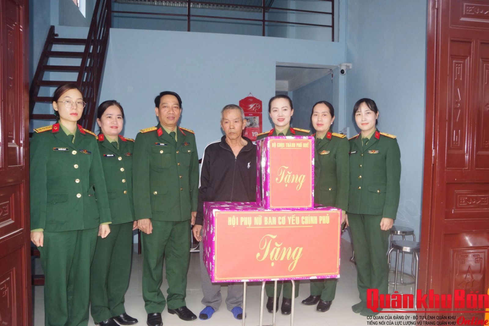 Bộ Chỉ huy Quân sự thành phố Huế thăm, trao hỗ trợ các gia đình có hoàn cảnh khó khăn trong “Chiến dịch Quang Trung”