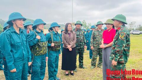 Thăm, động viên lực lượng dân quân năm thứ nhất xã Sơn Giang, tỉnh Hà Tĩnh