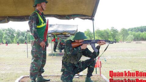 Chiến sĩ mới Trung đoàn 176 bình tĩnh, tự tin bắn mục tiêu bia số 7