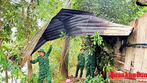Đồn Biên phòng Cửa khẩu Quốc tế La Lay kịp thời hỗ trợ Nhân dân khắc phục thiệt hại do dông lốc