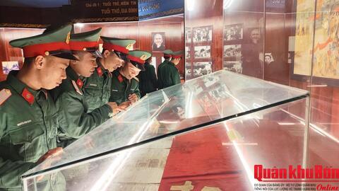 Sư đoàn 968 tổ chức cho chiến sĩ xuất ngũ năm 2026 dâng hương, tham quan các địa chỉ đỏ