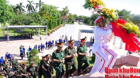 Đoàn sĩ quan trẻ Quân đội Lào dâng hương tại Khu di tích Quốc gia đặc biệt Thành cổ Quảng trị