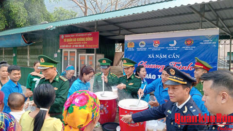 Ấm tình quân dân qua chương trình Bát cháo tình thương