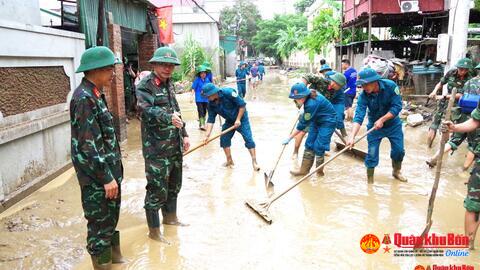 Quân khu 4: Gần 500 cán bộ, chiến sĩ giúp dân vùng lũ khắc phục hậu quả