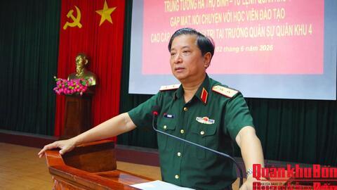 Trung tướng Hà Thọ Bình gặp mặt, nói chuyện với học viên đào tạo cao cấp lý luận chính trị