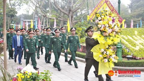 Thường vụ Đảng ủy, Bộ Tư lệnh Quân khu tưởng niệm Chủ tịch Hồ Chí Minh và các Anh hùng Liệt sĩ