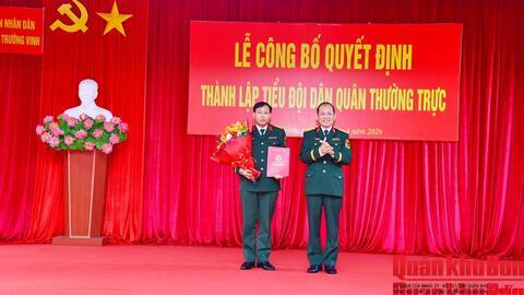 Ủy ban Nhân dân phường Trường Vinh (Nghệ An) công bố quyết định thành lập Tiểu đội Dân quân thường trực.