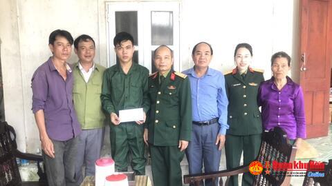 Huyện Can Lộc, Hà Tĩnh: Thăm, tặng quà động viên thanh niên nhập ngũ