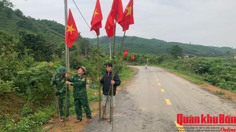 Bộ đội Biên phòng Bản Giàng chung tay chuẩn bị ngày hội bầu cử ở bản Rào Tre