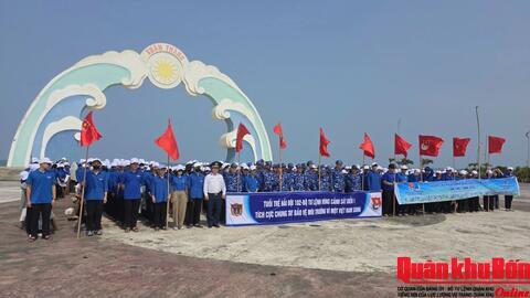 Hải đội 102 phối hợp ra quân làm sạch biển Xuân Thành, tuyên truyền chống khai thác IUU