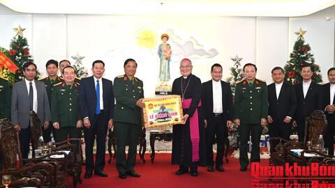 Quân khu 4 chúc mừng Giáng sinh tại Tổng Giáo phận Huế.
