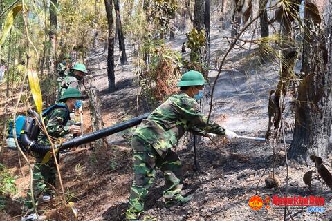 Lực lượng vũ trang huyện Đô Lương, tỉnh Nghệ An giúp Nhân dân chữa cháy rừng