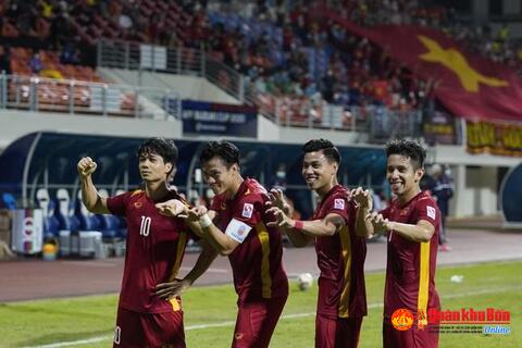 Đội tuyển Việt Nam  đứng đầu bảng B