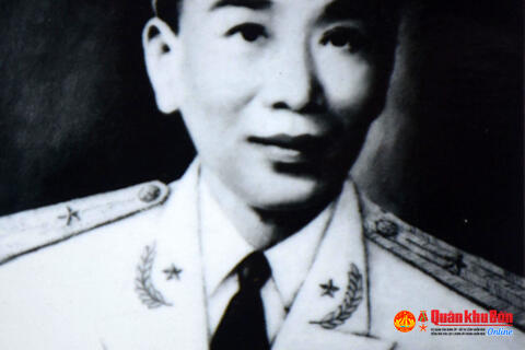Thiếu tướng Lê Thiết Hùng, Tư lệnh đầu tiên của Chiến khu 4