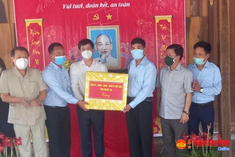 Viếng hài cốt liệt sĩ tại nước bạn Lào