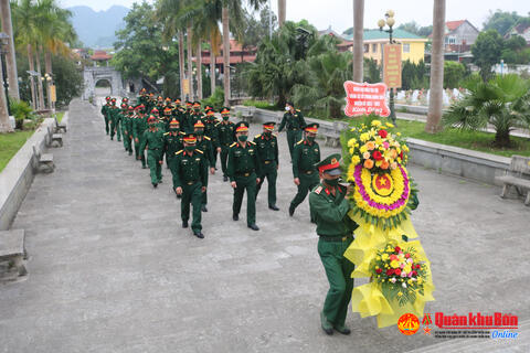 Đại biểu dự Đại hội Đoàn Cơ sở Trung đoàn 335 dâng hương tại Nghĩa trang liệt sĩ Việt – Lào