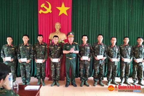 Đoàn công tác liên ngành huyện Hướng Hóa thăm động viên chiến sĩ mới tại các đơn vị