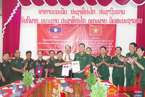 Đoàn công tác đặc biệt tỉnh Thừa Thiên Huế hội đàm với Ban công tác đặc biệt tỉnh Se Kong, Lào