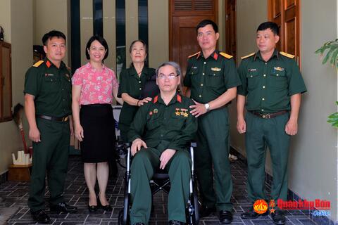 Trung đoàn 52, Đoàn Kinh tế - Quốc phòng 337: Trao xe lăn tặng cựu chiến binh Dương Xuân Thủy