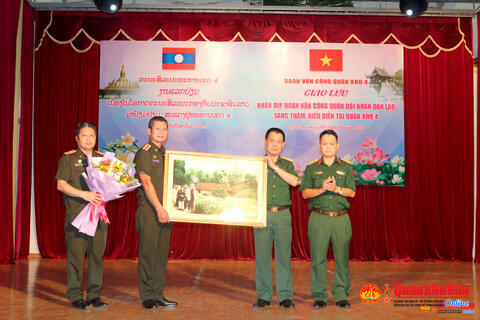 Đoàn Văn công Quân đội Nhân dân Lào thăm, làm việc tại Đoàn Văn công Quân khu 4