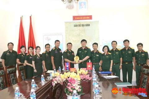Đoàn cán bộ Quân đội Nhân dân Lào thăm, làm việc tại Cục Chính trị Quân khu 4