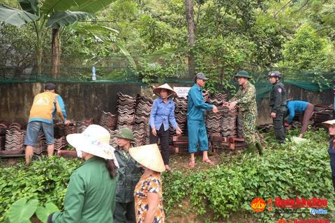 LLVT huyện Nghi Lộc và Đoàn KT-QP 4 giúp Nhân dân khắc phục hậu quả mưa lũ
