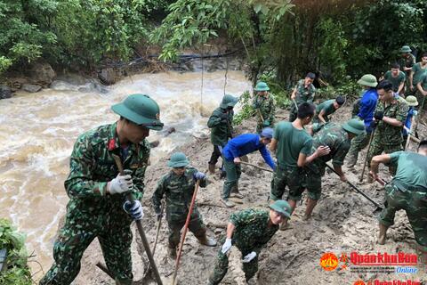 Đoàn Kinh tế - Quốc phòng 4 nỗ lực giúp Nhân dân khắc phục hậu quả mưa lũ