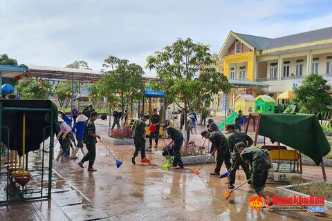 Tiểu đoàn 31, Bộ Tham mưu Quân khu 4 giúp Trường Mầm Non Xuân Hồng dọn vệ sinh sau lũ
