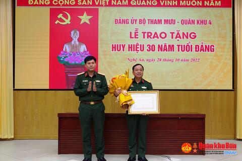 Đại tá Nguyễn Ngọc Hà đón nhận Huy hiệu 30 năm tuổi Đảng