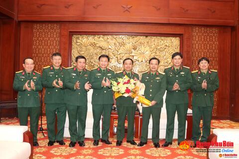 Bộ Tư lệnh Quân khu 4 chúc mừng Thiếu tướng Nguyễn Ngọc Hà, Phó Tư lệnh Quân khu 4