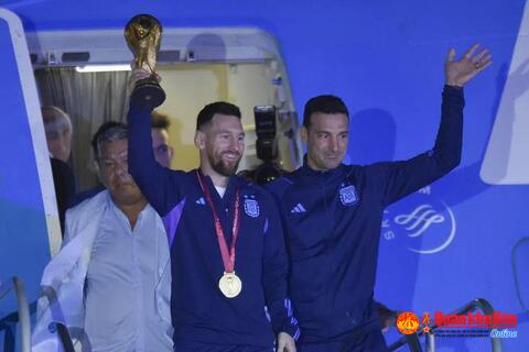 Nâng cúp vàng trở về, Messi và đồng đội được 'rừng' người hâm mộ chào đón như anh hùng