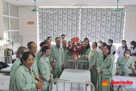 Bệnh viện Ung bướu Nghệ An: Tri ân các bệnh nhân là cựu chiến binh nhân kỷ niệm ngày thành lập Quân đội