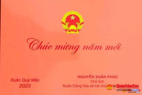 Báo Quân khu 4 đón nhận thiệp chúc mừng, quà Tết của Chủ tịch nước Nguyễn Xuân Phúc